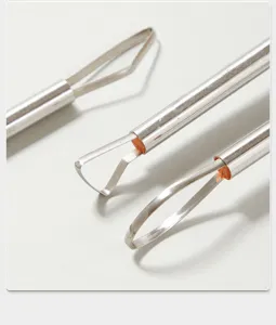 Dettaglio utensile per ceramica in acciaio inossidabile, raschietto per argilla.