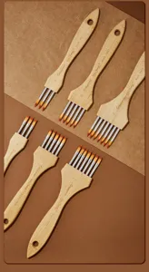 Detailansicht des Mehrzahn-Kunstpinsels mit Holzstiel und mehrköpfiger Metallzwinge.