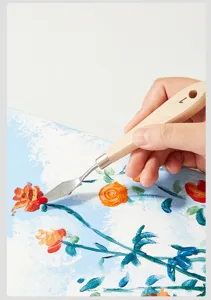 Primer plano detallado de la espátula de pintura que muestra la hoja de acero y el mango.