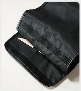 Nahaufnahme einer schwarzen Töpferwerkzeug-Rolltasche mit robustem Stoff und Klettverschluss.