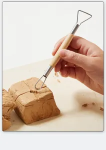 Strumento per scultura in argilla a doppia estremità con manico in legno per dettagli.