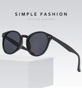 Nahaufnahme der stilvollen schwarzen runden Sonnenbrille auf weißem Sockel, klares Design.