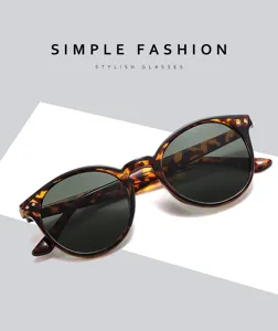 Detailaufnahme einer stilvollen runden Sonnenbrille im Retrostil mit Schildpattmuster.