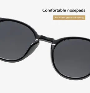Detailansicht einer schwarzen runden Sonnenbrille mit bequemen Nasenpads für Retro-Stil.