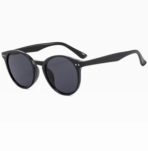 Detailansicht schwarzer runder Vintage Sonnenbrille mit UV Schutz für stylischen Streetwear Look.