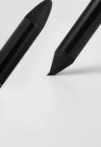 Λεπτομερές κοντινό πλάνο σε μαύρα σφουγγάρια ανάμειξης διπλής κεφαλής για σκίτσα.