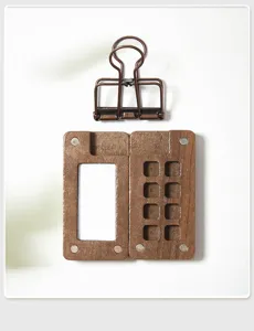 Gedetailleerd overzicht van het draagbare houten mini-aquarelpalet met metalen clip en magneten.