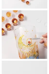 Gouden acrylverfset voor doe-het-zelf knutselen, glas- en aardewerkschilderen met kwasten.
