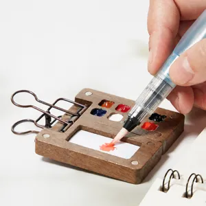 Draagbare houten aquarelverfdoos set met palet voor reisschetsen en kunstschilderen.