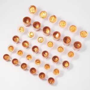 Verbonden gouden acrylverfpotjes in raster voor handgeschilderde kunst en gipsdecoratie.