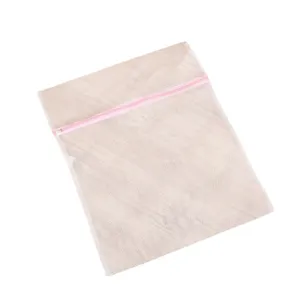 Sac à linge en filet durable avec fermeture éclair rose pour protéger les vêtements délicats.