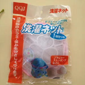 Fine mesh laundry bag for bras and delicates, pink zipper washing net with Japanese packaging.