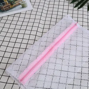 Bolsa de lavado de malla blanca con cremallera rosa, ideal para la ropa delicada y duradera.
