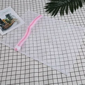 Bolsa de lavandería de malla blanca con cremallera rosa para ropa delicada, vista plana.