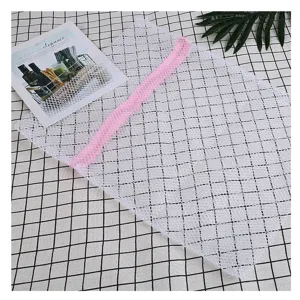 Bolsa de malla blanca para lavadora con cremallera rosa para el cuidado de ropa delicada.