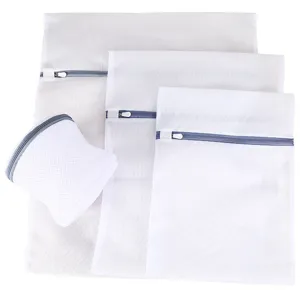 Ensemble de sacs a linge en filet blanc avec fermeture eclair pour lavage delicat.