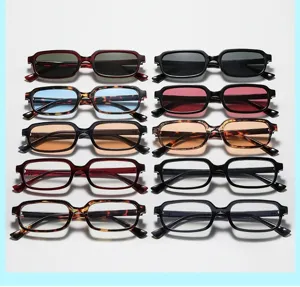 Vue de détail de lunettes de soleil carrées et étroites tendance aux verres teintés.