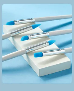 Primo piano dettagliato del set di 5 pennelli in silicone per nail art con punte blu e manici.