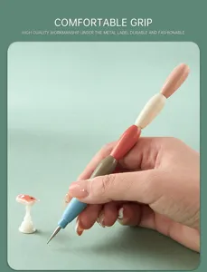 Primo piano dettagliato di una penna per nail art segmentata colorata con punta in metallo.