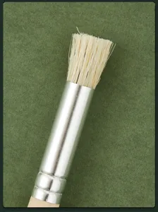 Nahaufnahme Detail des runden Borstenpinsels mit Metallzwinge und Naturholzgriff für Kunst.