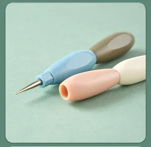 Vista di dettaglio della penna per nail art, design divisibile per manicure fine.
