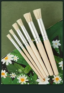 Detailansicht des 6-teiligen Borstenpinsel-Sets mit Holzgriff für Acryl- und Aquarellmalerei.
