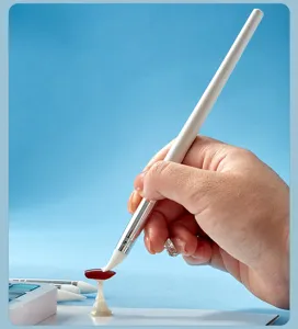 Vista di dettaglio della punta del pennello in silicone bianco per decorazione unghie.