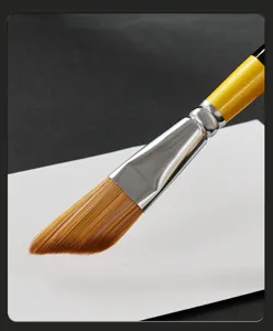 Schrägem Pinsel Detailaufnahme synthetische Nylonborsten Holzgriff Kunstzubehör.
