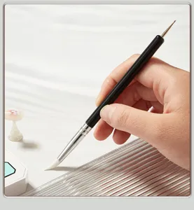Pennello in silicone per nail art a doppia punta e utensile per manicure professionale.