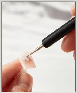 Vista dettagliata della penna per nail art in silicone morbido, ideale per intaglio e pittura.