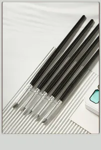 Vista di dettaglio dei pennelli in silicone per nail art con diverse punte morbide per scultura.