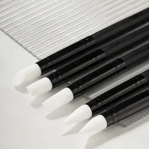 Set di pennelli in silicone per nail art con punte morbide bianche e manici neri.