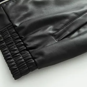 Nahaufnahme Detail der schwarzen Damen Lederjacke mit Struktur, Metallreißverschluss Saum.
