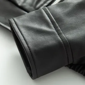 Schwarze Lederjacke Ärmel Detail, hochwertiges PU-Material, glatter Metallreißverschluss.