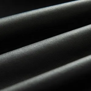 Hochwertiges schwarzes Lederdetail, feine Textur und weicher Glanz, idealer Bekleidungsstoff.