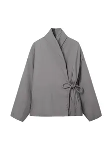 Mujer chaqueta acolchada cruzada kimono gris invierno cálido elegante lazo cintura