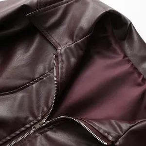 Damen Kunstlederjacke Detailansicht, dunkelroter Reverskragen mit Metallreißverschluss.