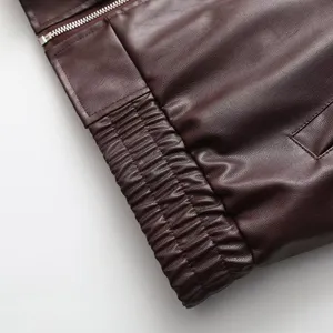 Detailansicht der Damen Kunstlederjacke mit Reißverschluss und elastischem Saum braun.