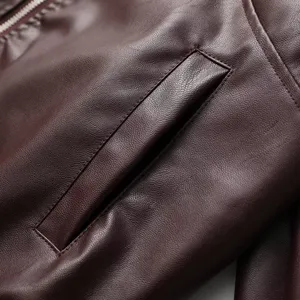 Detailaufnahme der dunkelbraunen Damenlederjacke mit feinen Nähten und Taschendetail.