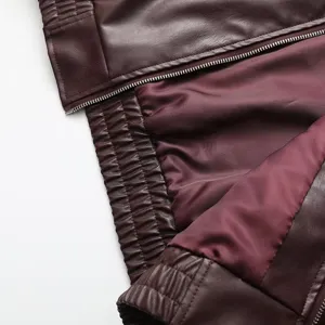 Nahaufnahme einer burgunderroten Damen-Kunstlederjacke mit Reißverschluss und Rippbund.