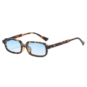 Lunettes de soleil rétro carrées et étroites pour femmes avec verres dégradés anti-UV.