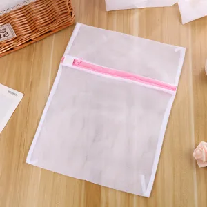 Sac à linge en filet résistant avec fermeture éclair rose pour un lavage délicat.