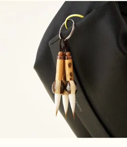Gedetailleerde close-up van een mini bamboe kalligrafiepenseel sleutelhanger, kunst.