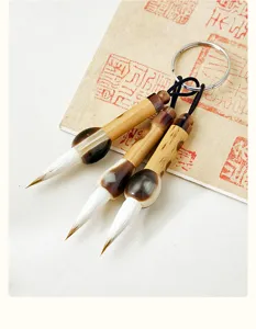 Gedetailleerd overzicht van Chinese kalligrafie kwast sleutelhanger met bamboe materiaal.
