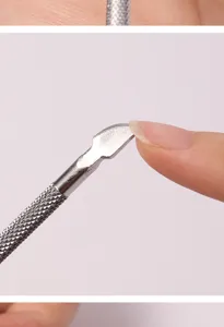 Edelstahl Nagelhaekchen Nagelhautschieber Detailansicht fuer praezise Manikuere und Nagelpflege.