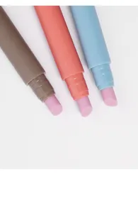 Nahaufnahme von Quarz-Nagelfeilstiften mit bunten Stiftgehäusen und präzisen Schleifspitzen.