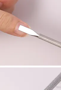 Edelstahl Nagelhautschieber Werkzeug, präzise Nagelreiniger Detailansicht Maniküre.
