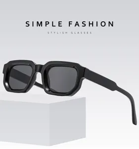 Modische schwarze quadratische Sonnenbrille mit breiten Bügeln für Damen und Herren chic.
