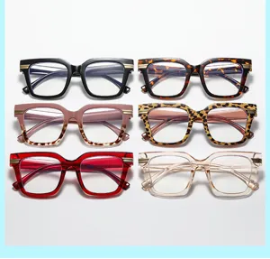 Modische klobige quadratische Blaulichtfilter Brille mit stylischem Metalldekor für Damen.