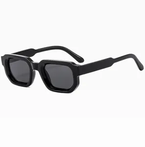 Elegante schwarze quadratische Sonnenbrille mit dicken Bügeln für den modernen Look.